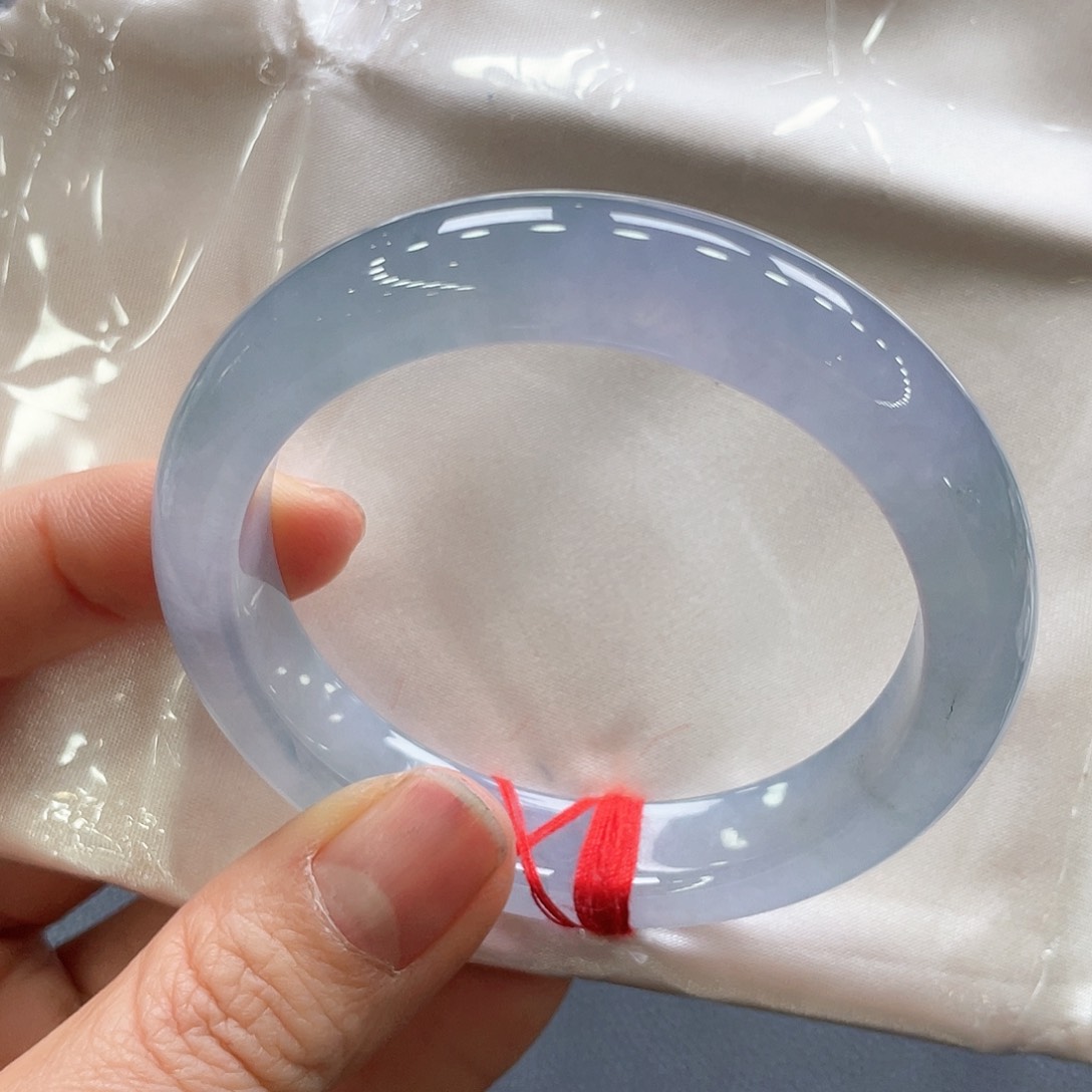 翡翠手镯未镶嵌明****。翡翠手镯