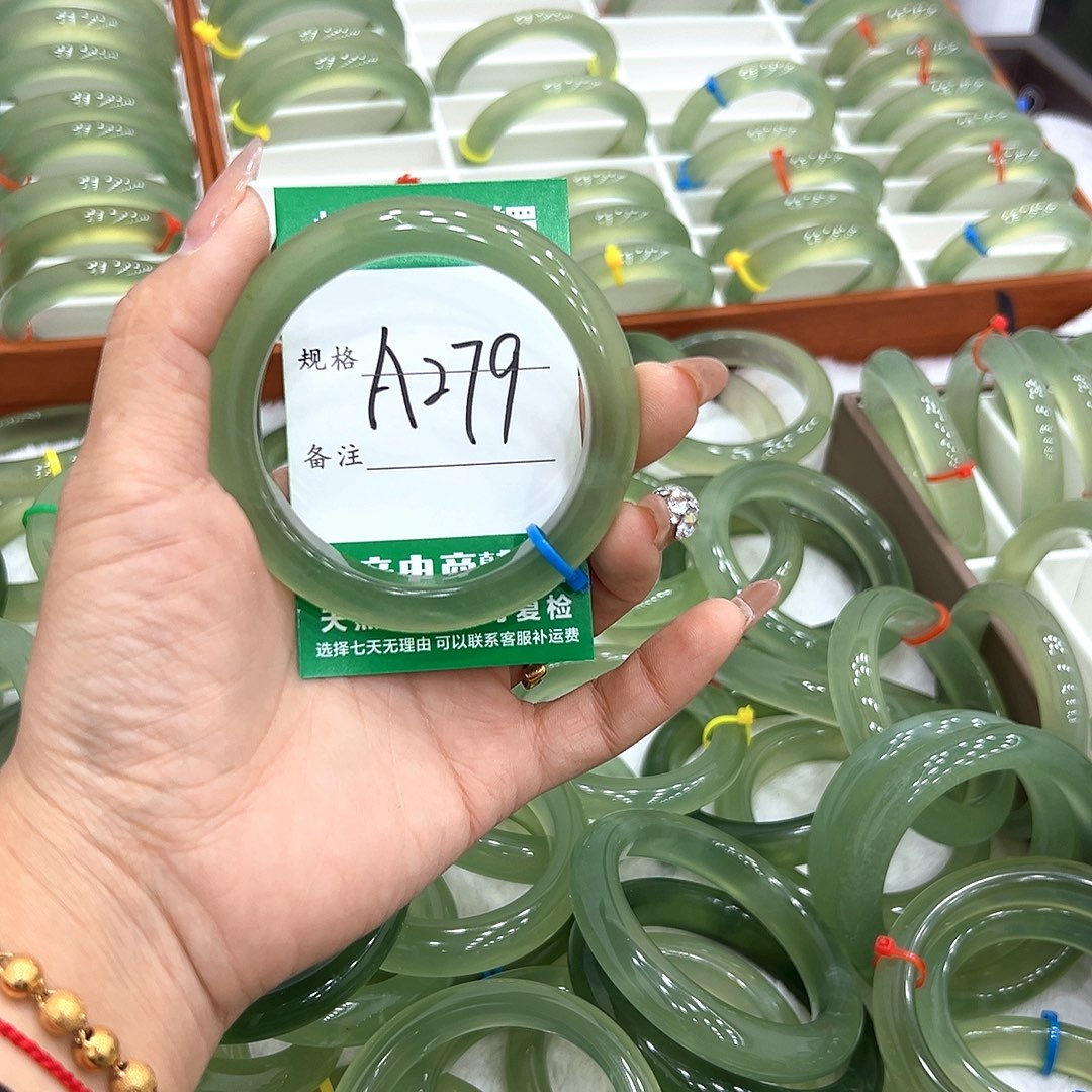 M***n蛇纹石玉未镶嵌手镯