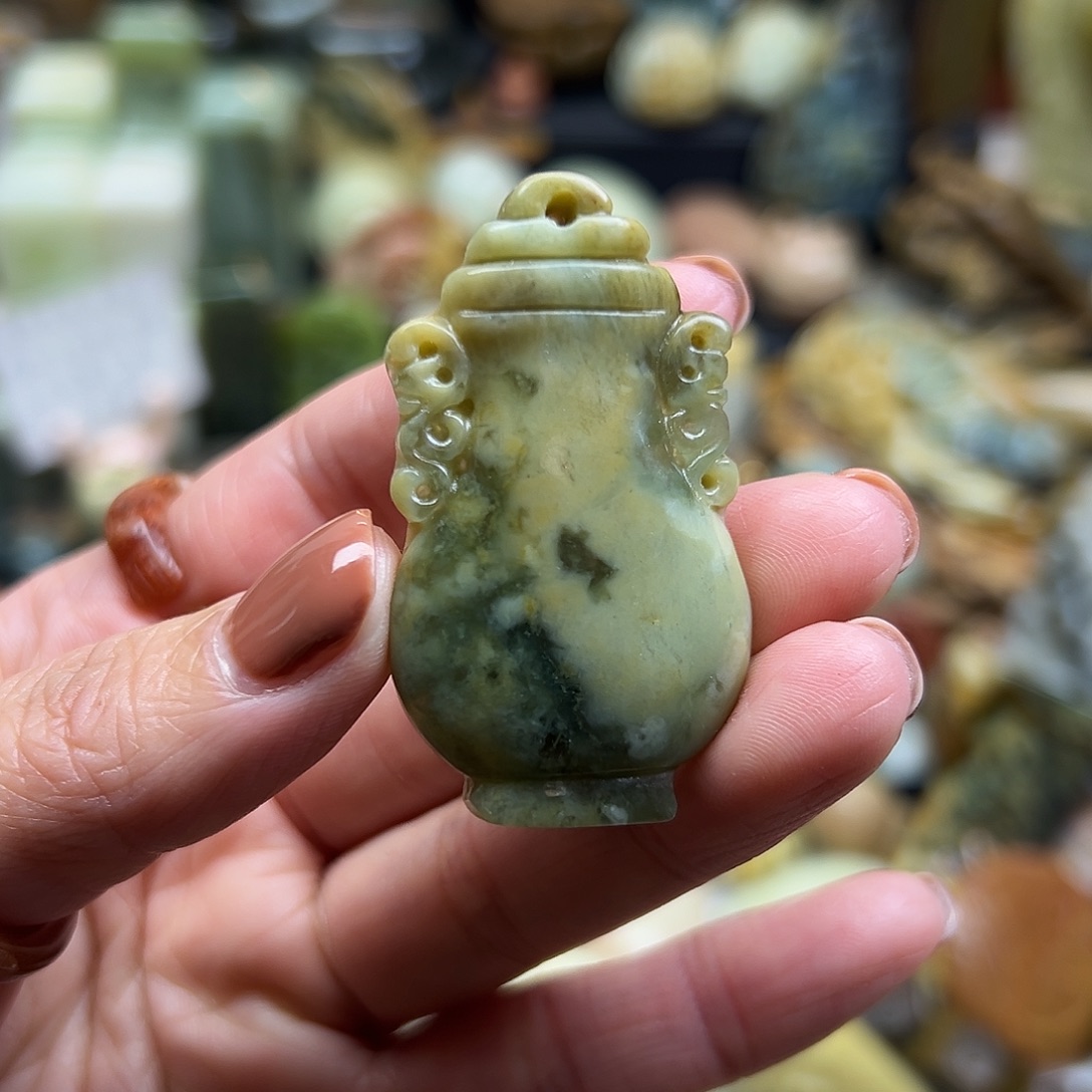 岫玉未镶嵌颈饰花玉兰瓶瓶