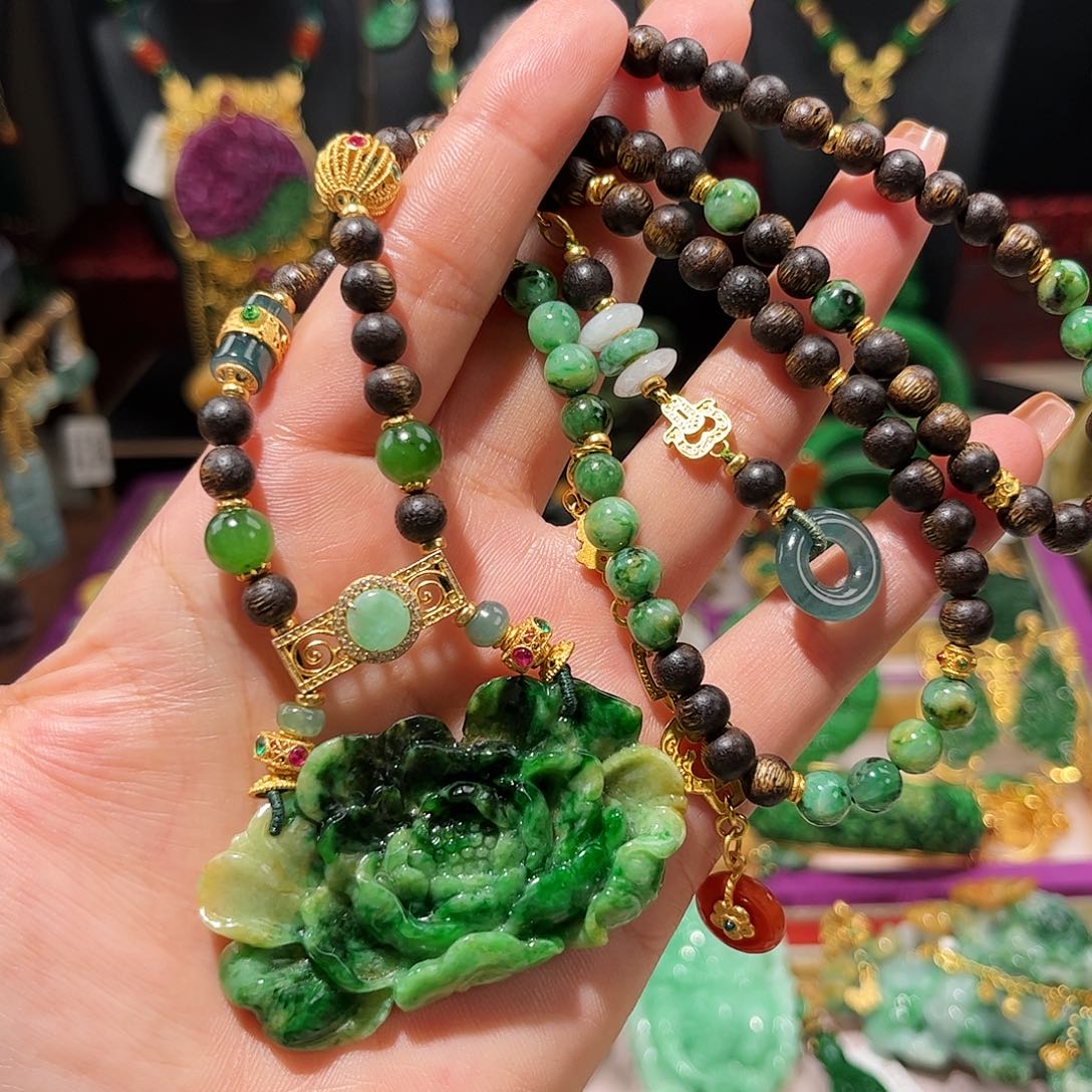 【闪购商品】翡翠吊坠(赠链)未镶嵌翡翠