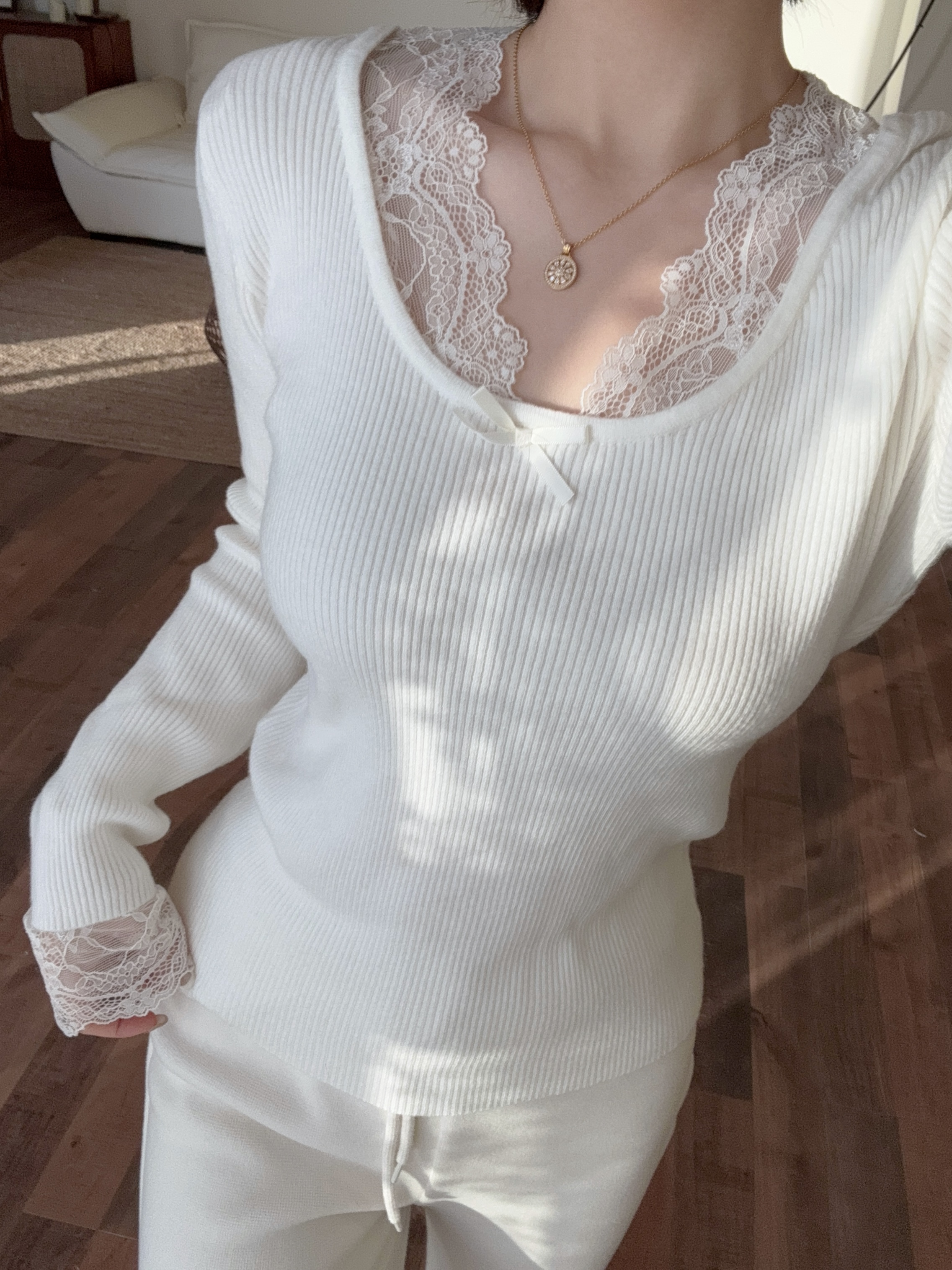 蕾英俊-十二月情书-蕾丝拼接V领显瘦温柔气质内搭针织衫-JFD8092