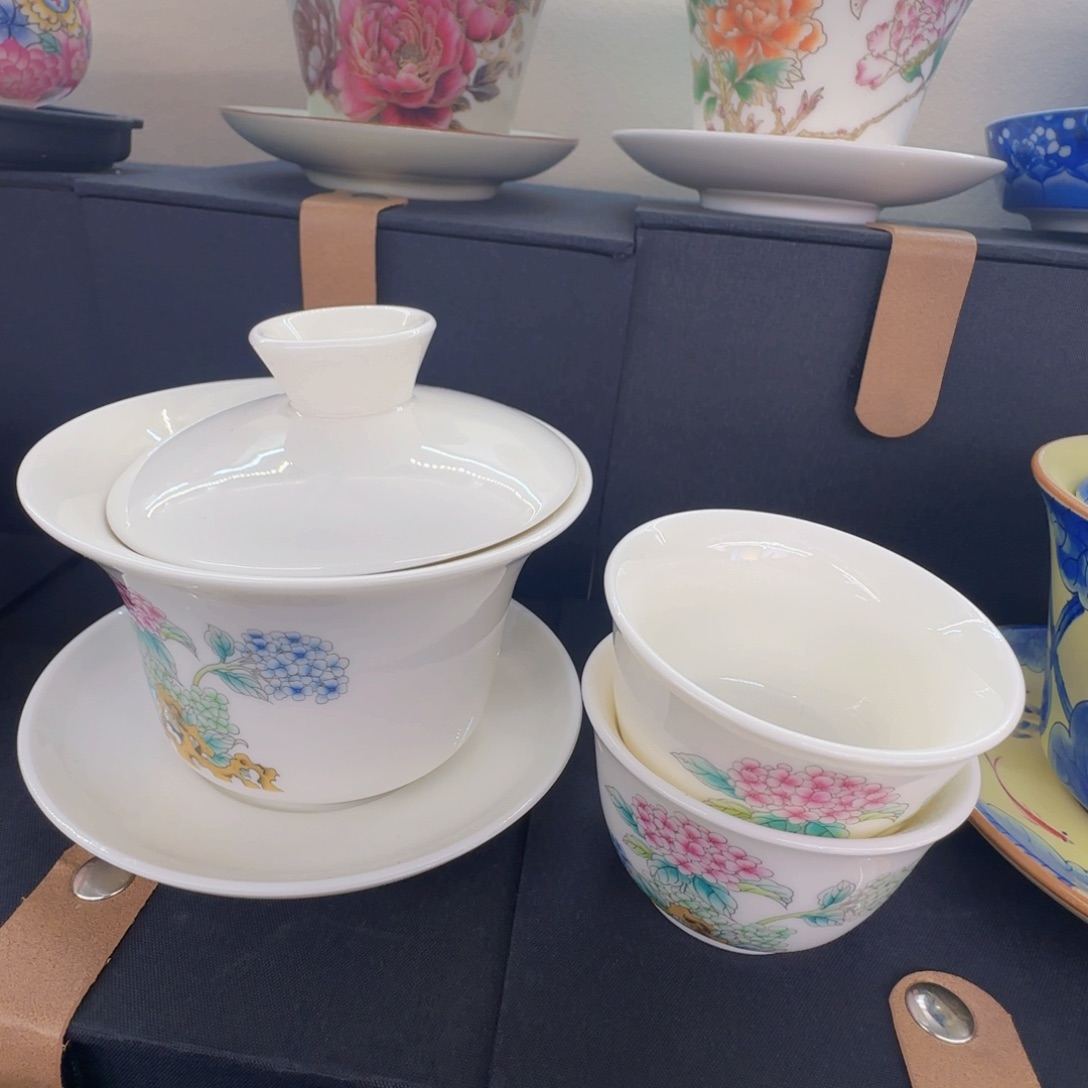 这些盖碗很漂亮我很喜欢！！