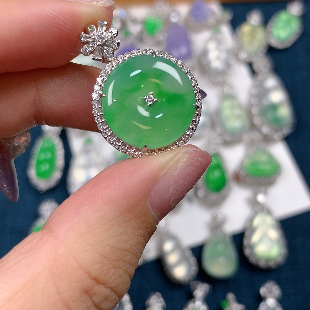 翡翠颈饰18K金镶嵌平安扣