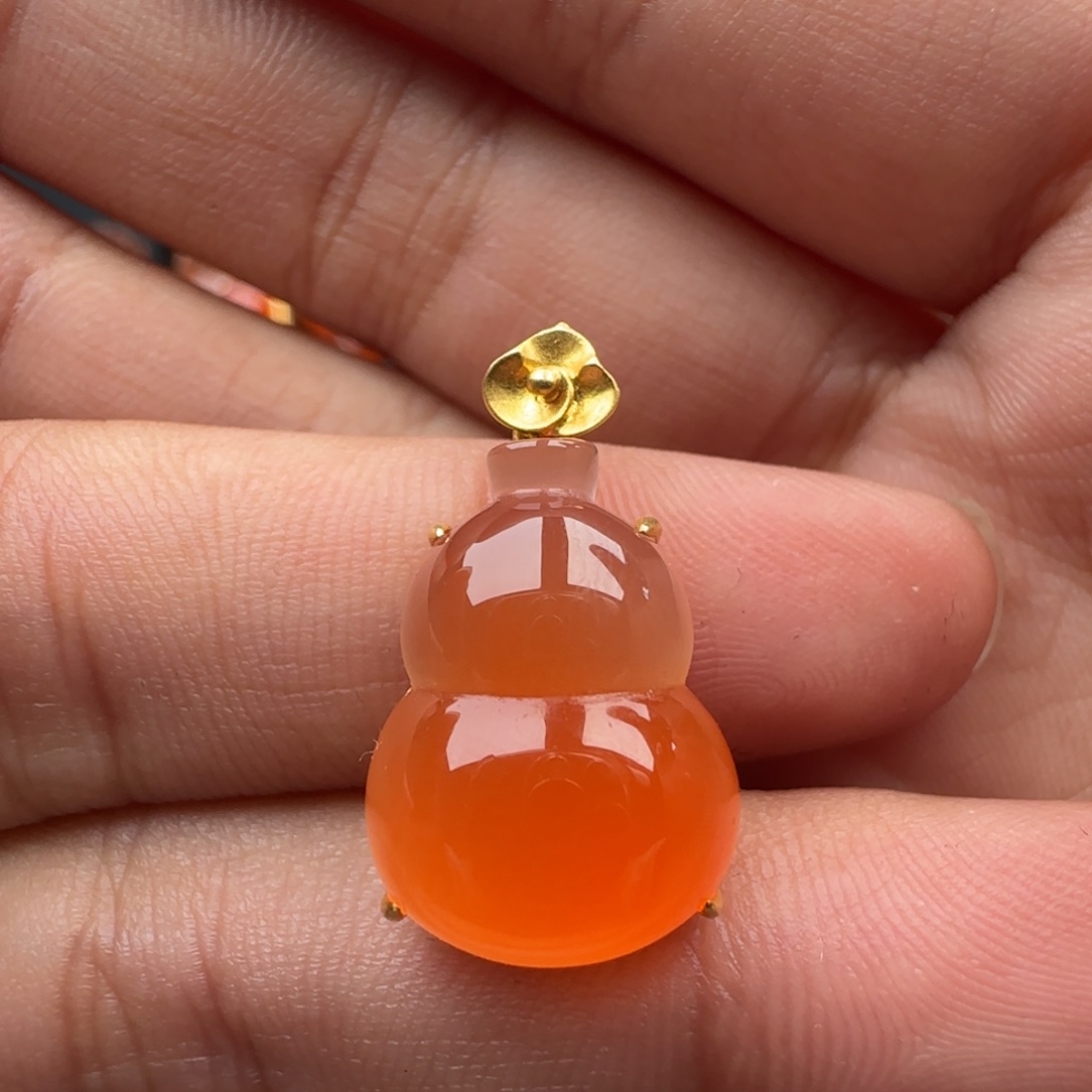 南红玛瑙18K金镶嵌冰红葫芦吊坠