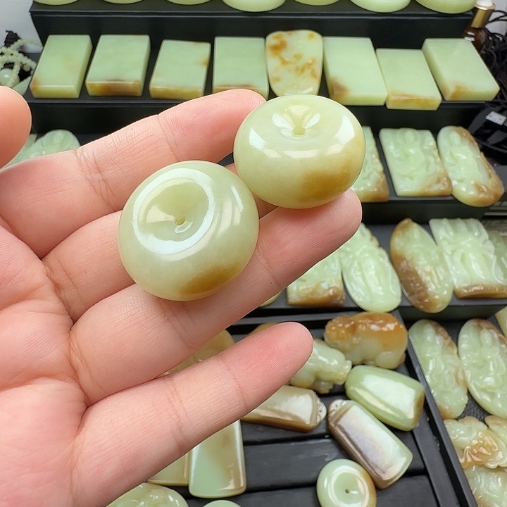 稳***福和田玉未镶嵌颈饰
