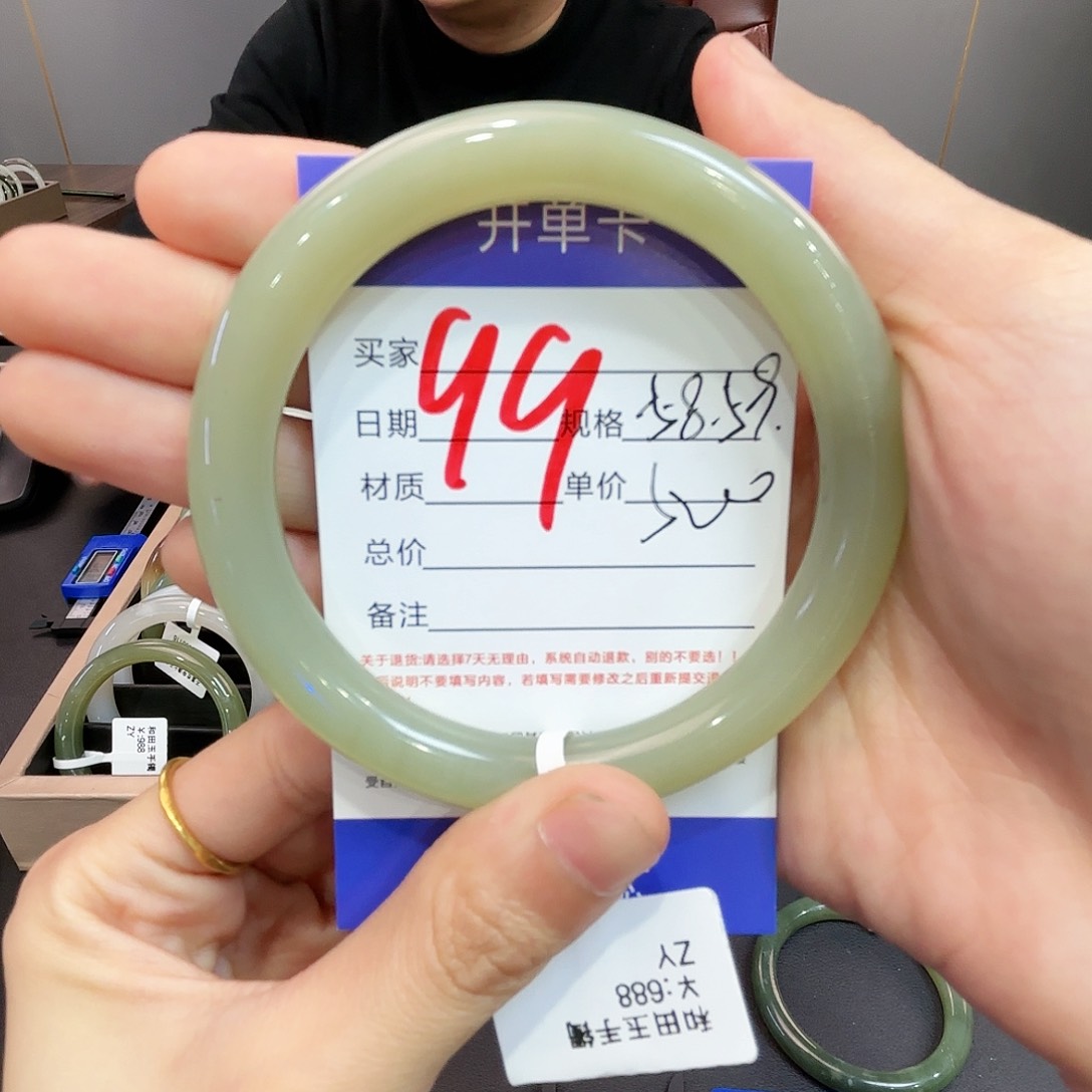 和田玉手镯未镶嵌