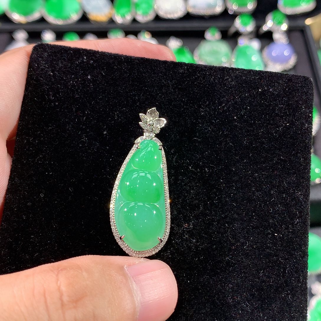 翡翠18K金镶嵌颈饰