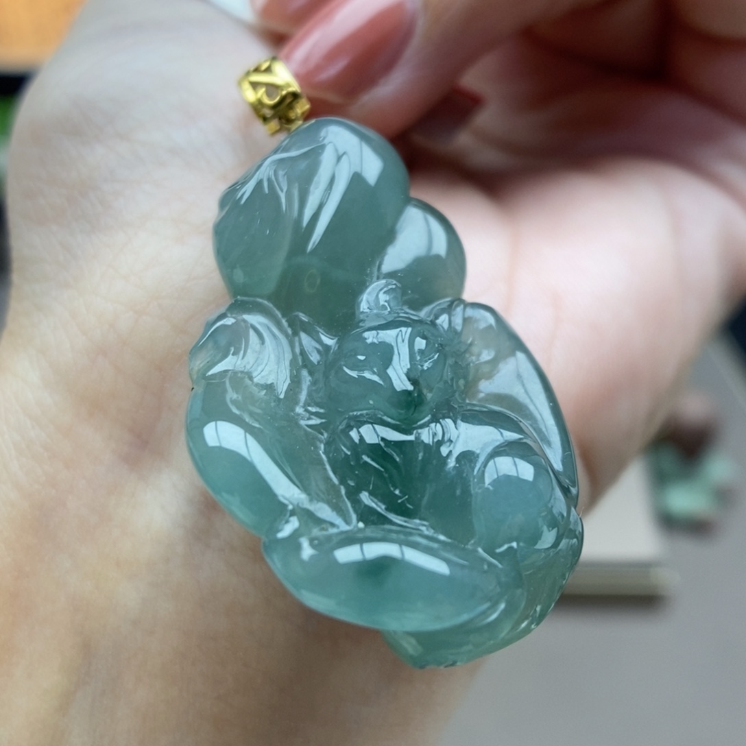 翡翠18K金镶嵌颈饰吊坠111