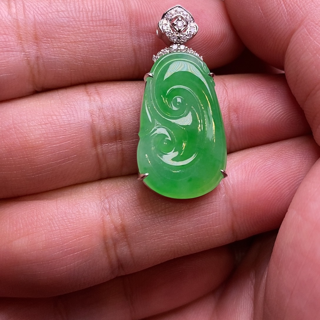 C***l翡翠18K金镶嵌颈饰如意