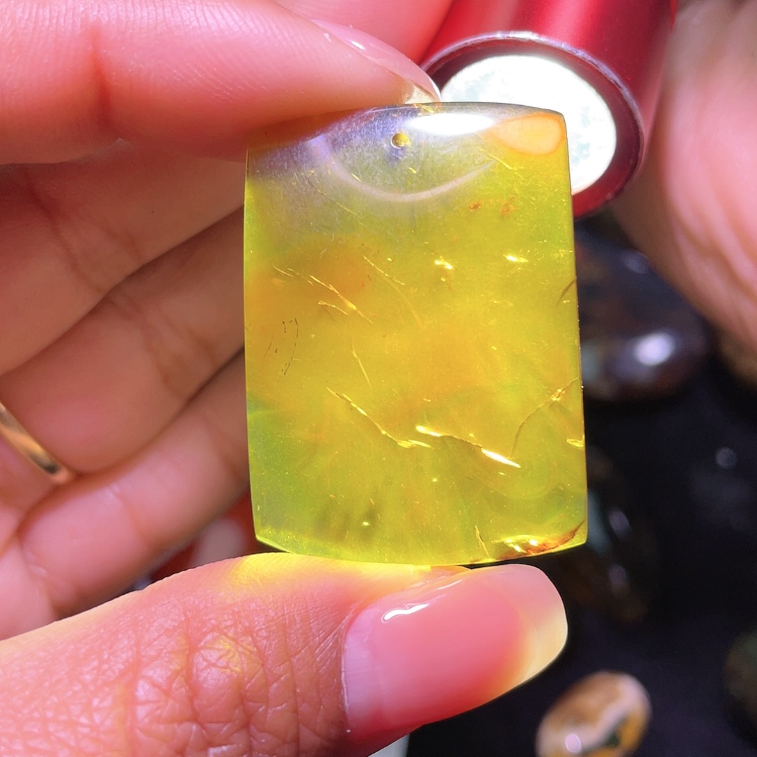 琥珀裸石未镶嵌！