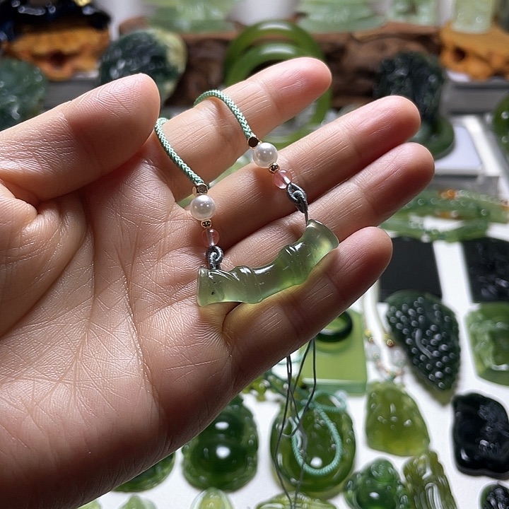 蛇纹石玉颈饰未镶嵌