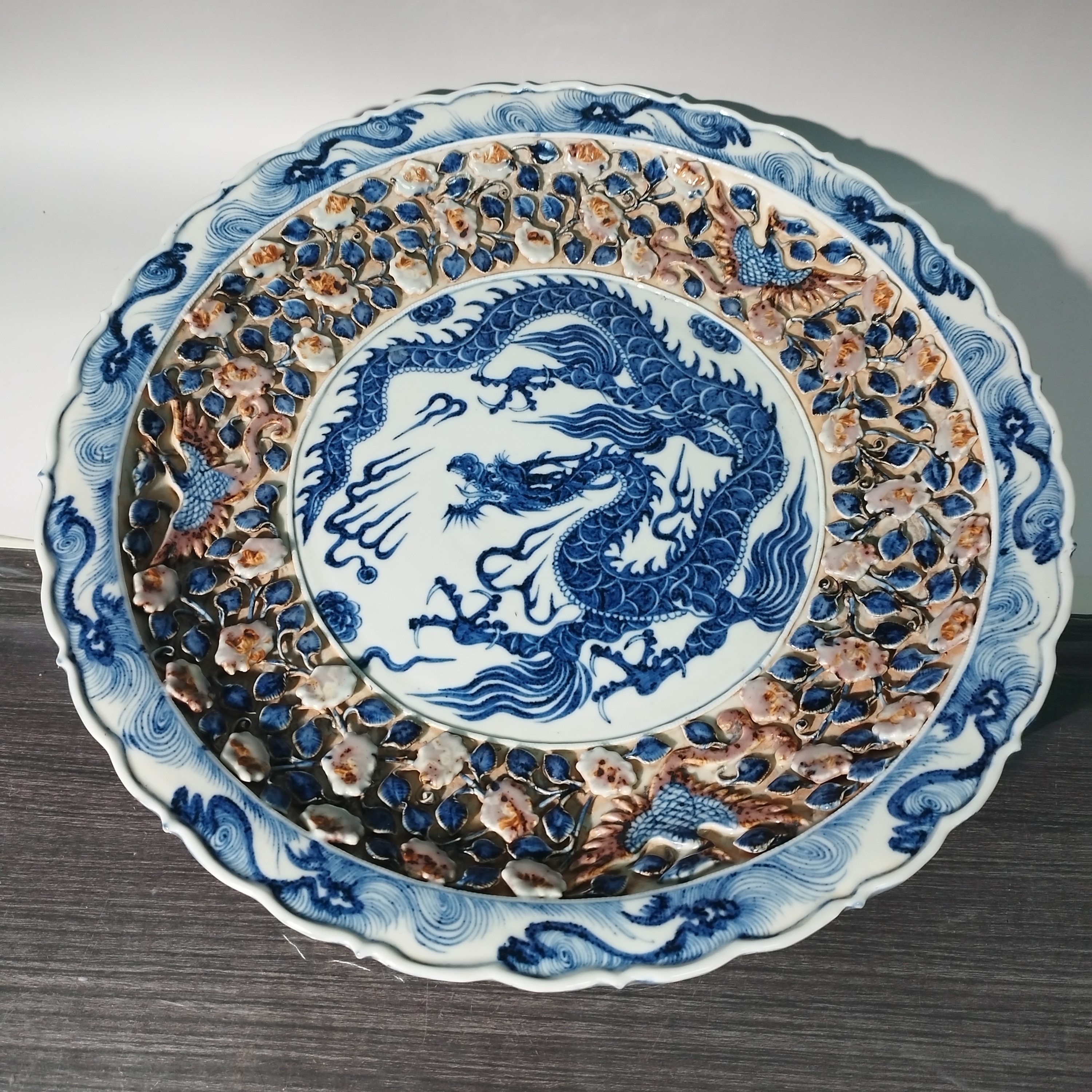 青花大盘，龙纹，镂空，釉里红，花口，麻仓土加高岭土，漏胎，口径43。