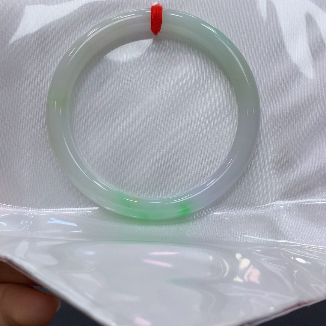 翡翠手镯未镶嵌翡翠