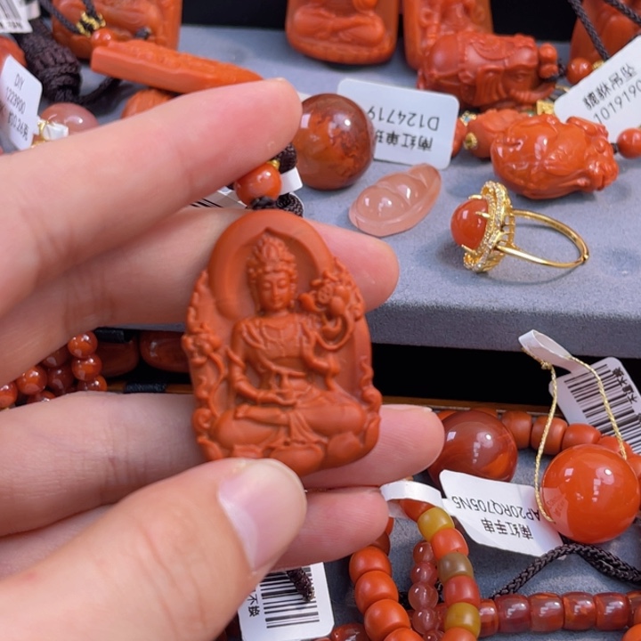 南红玛瑙多样性发一未镶嵌37.7x25.9x8.3mm度母牌