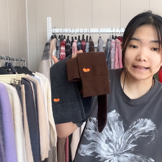 咖色和灰色小腿袜