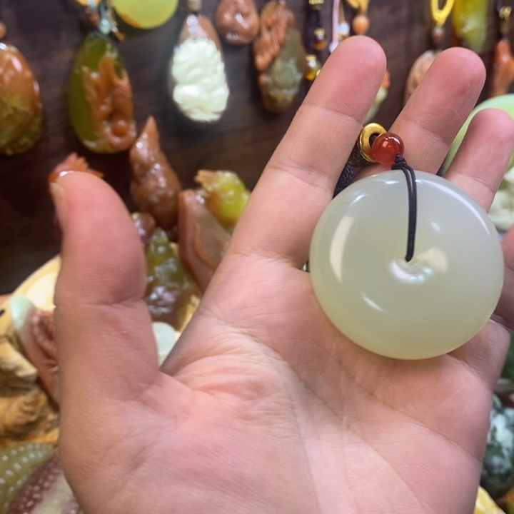 蛇纹石玉未镶嵌颈饰