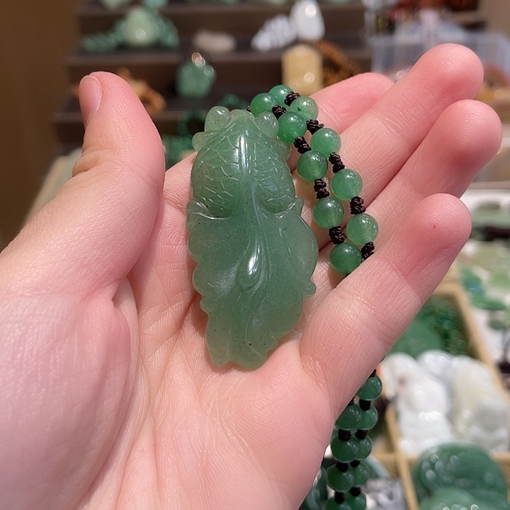 石英质玉未镶嵌颈饰