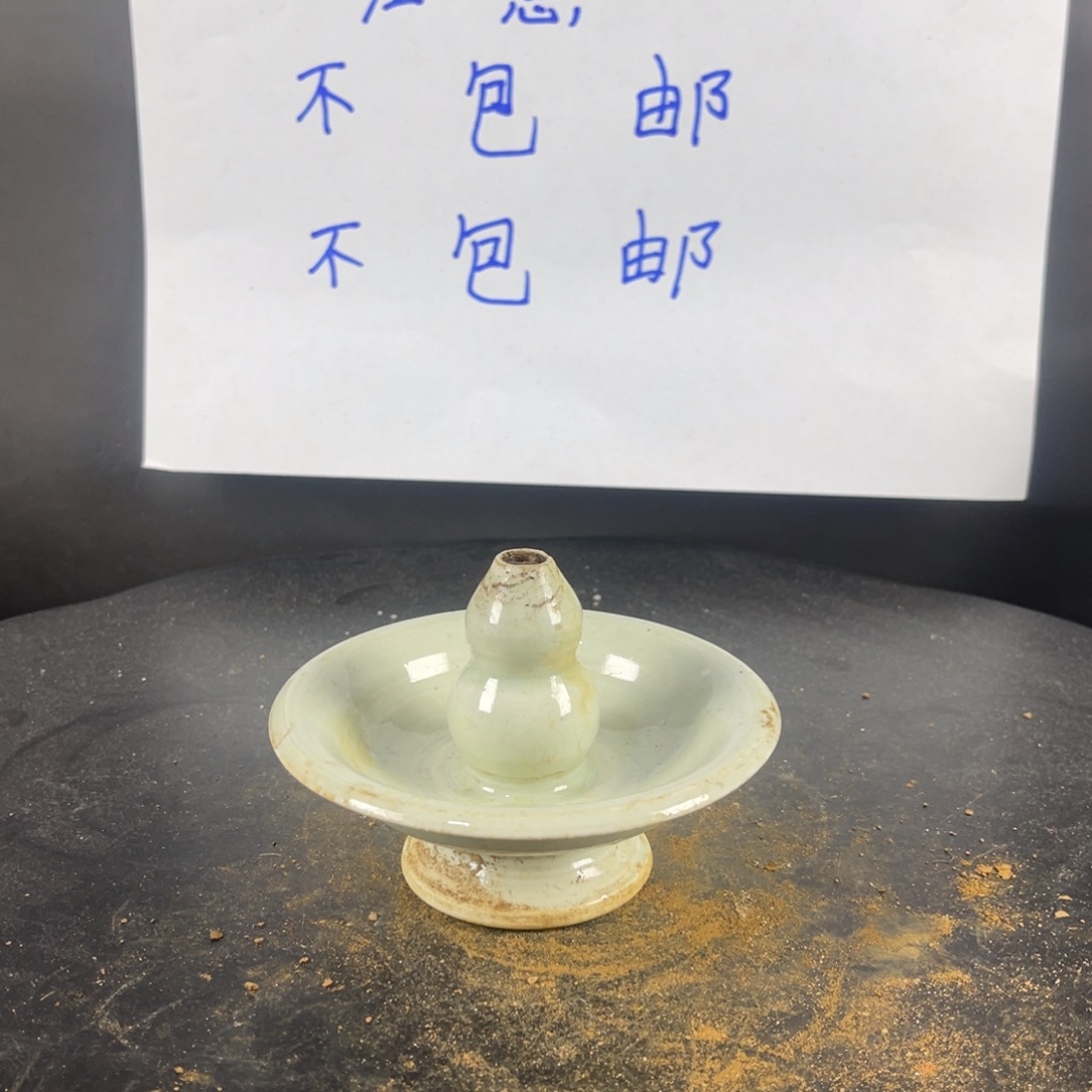 罐漂亮的小瓷器和