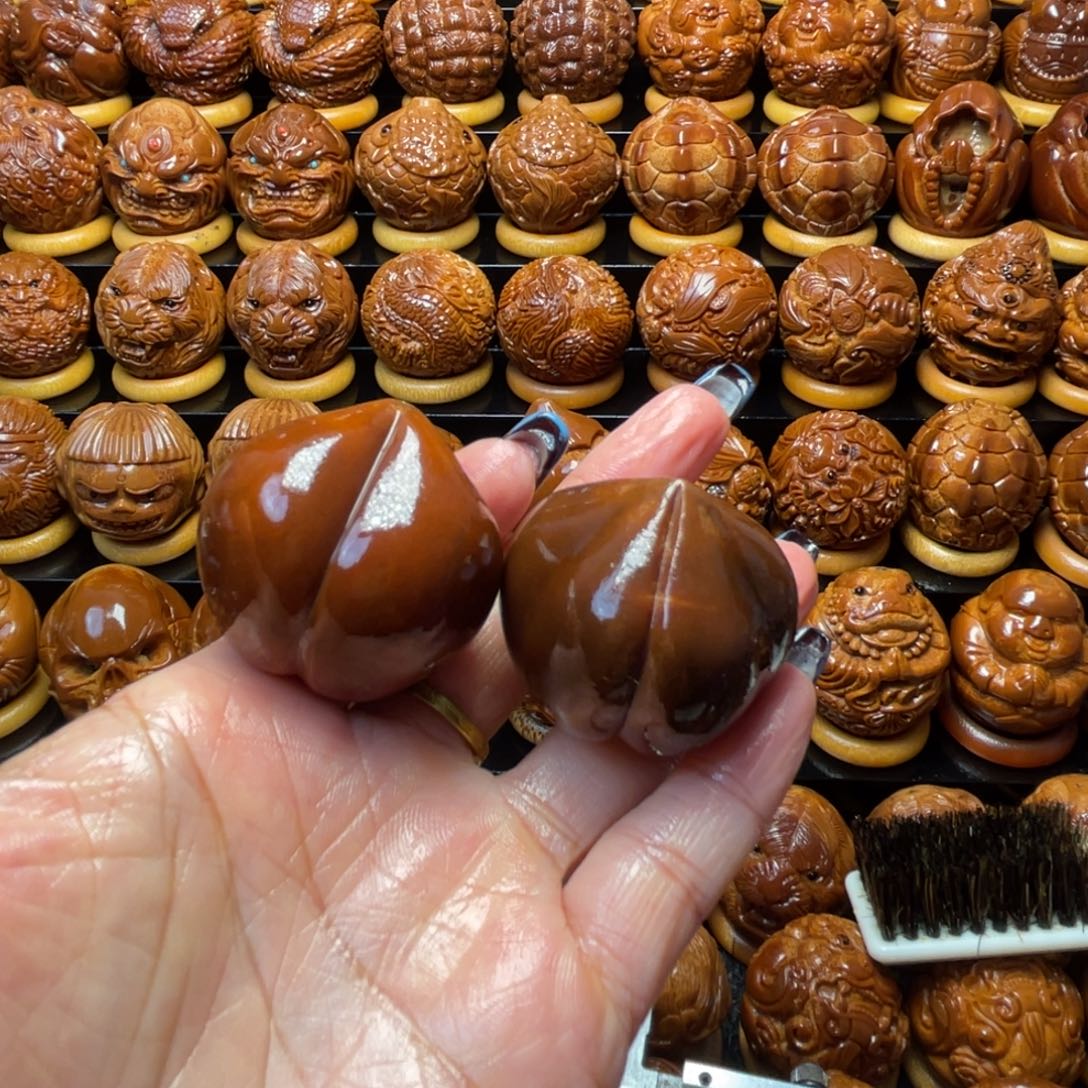 齐***大把件橄榄核橄榄球