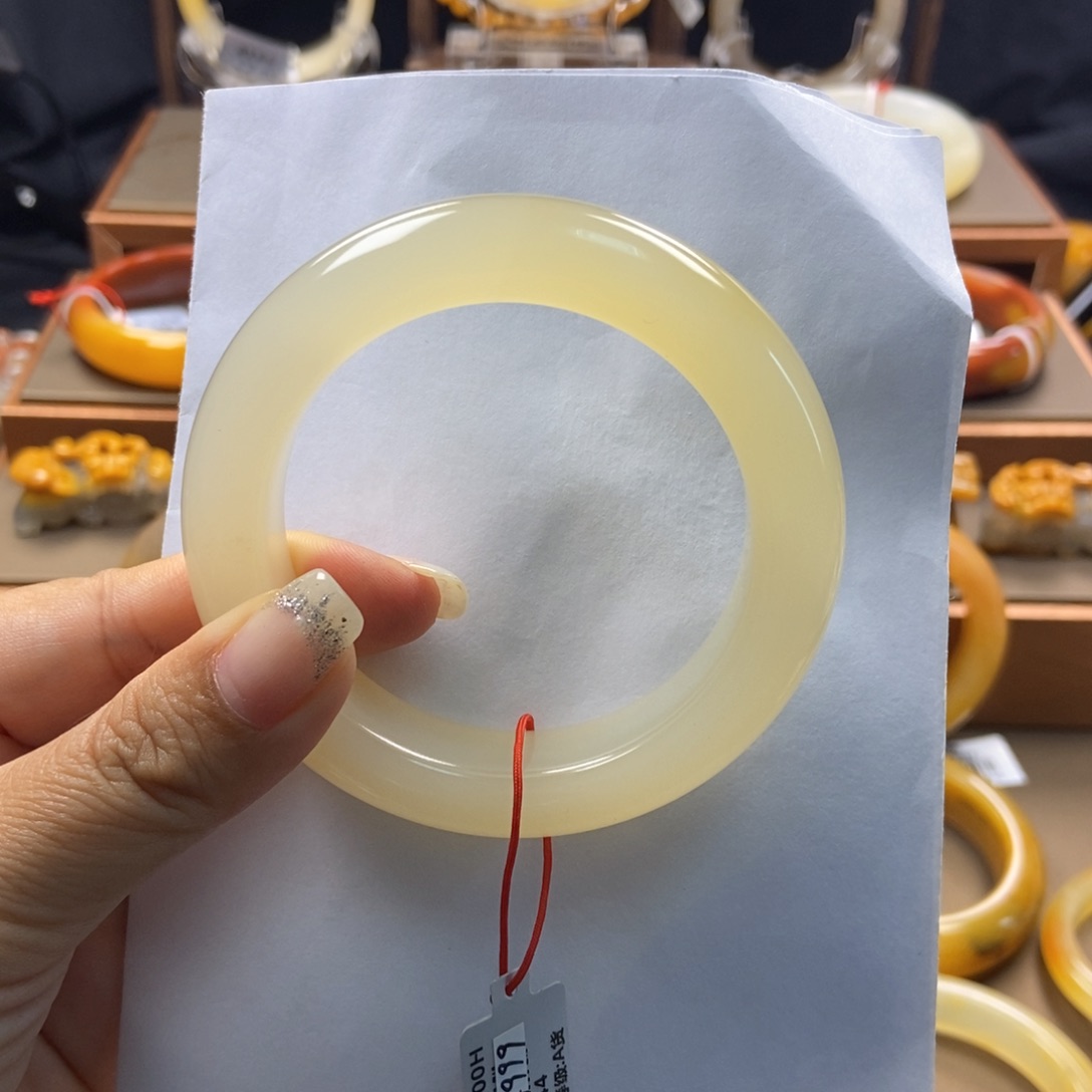 淡****石英质玉（黄龙玉）未镶嵌手镯H