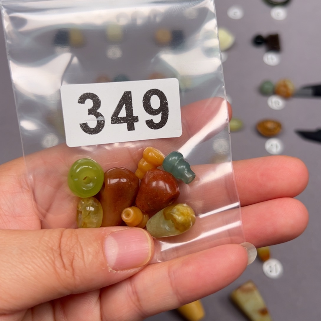 未镶嵌蛇纹石玉颈饰淡*微瑕不退不换