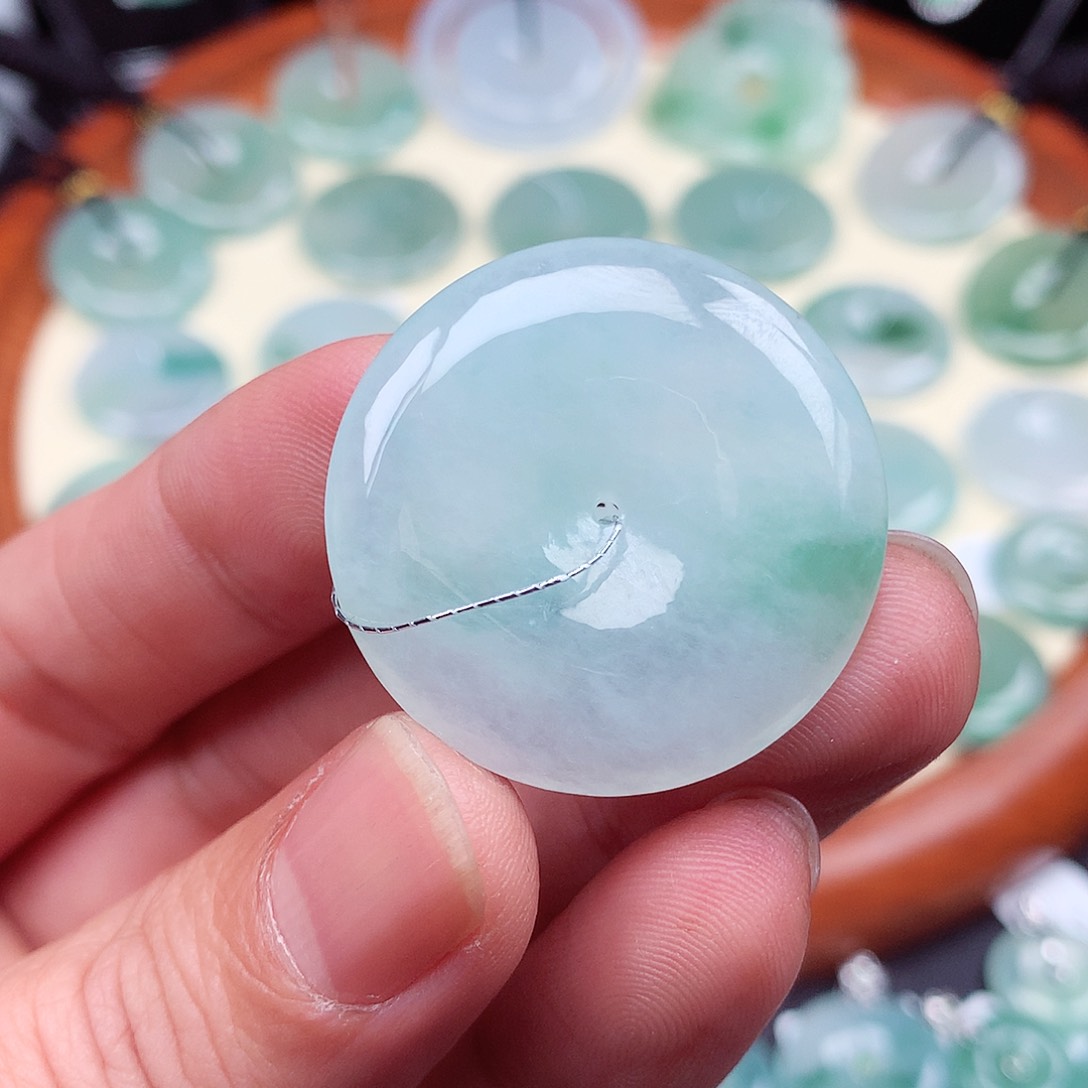 翡翠颈饰未镶嵌平安扣