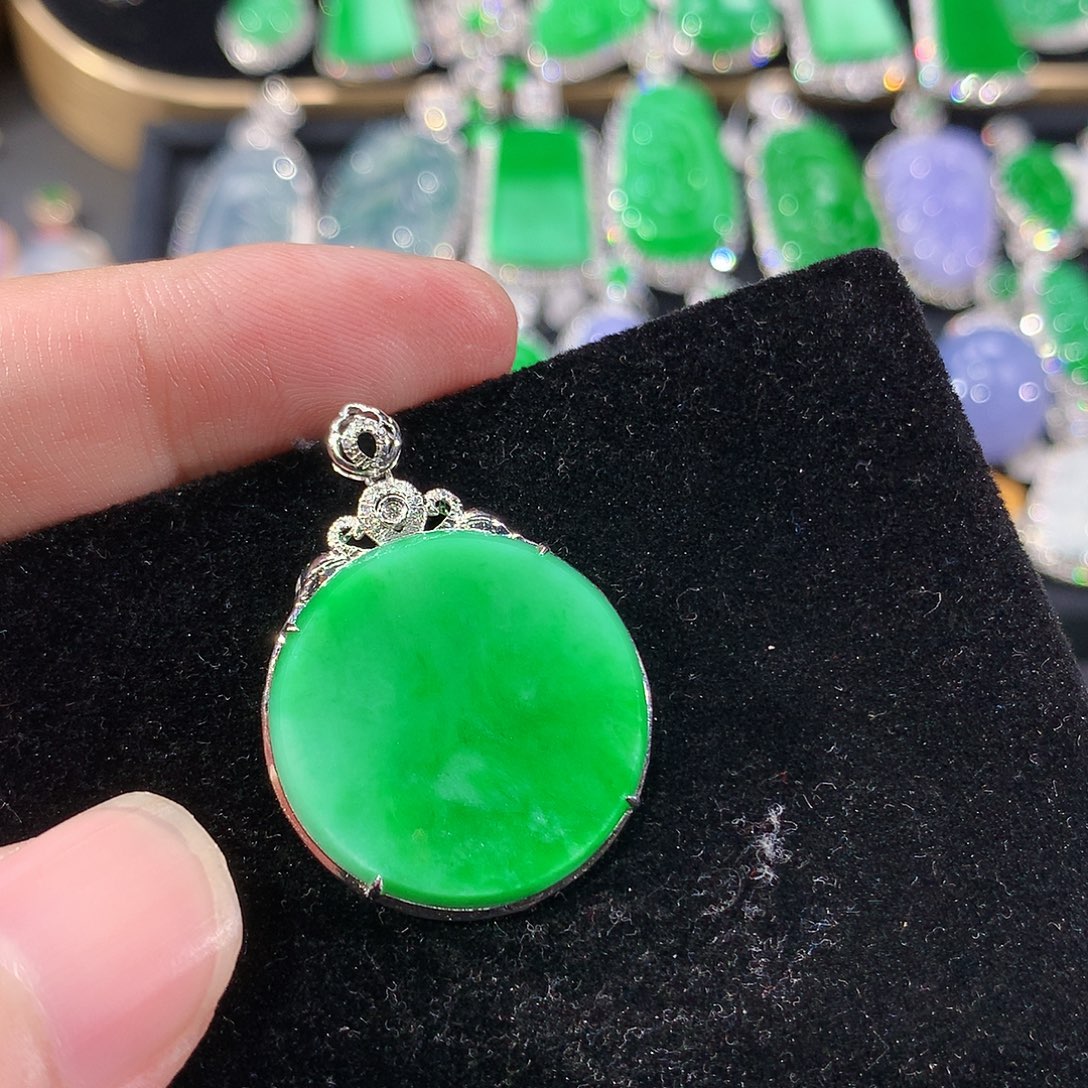 翡翠18K金镶嵌颈饰