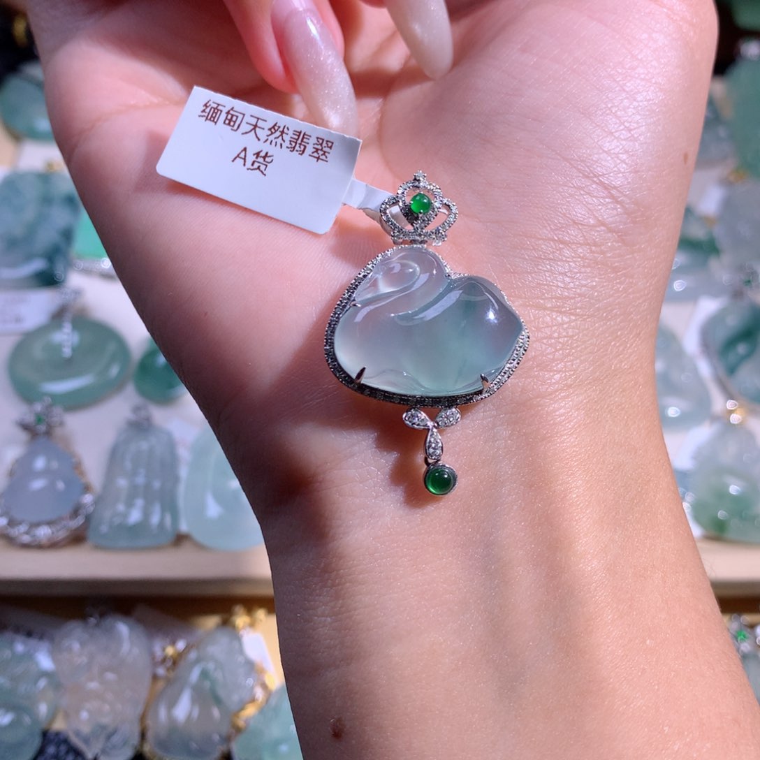 翡翠吊坠(不含链)18K金镶嵌