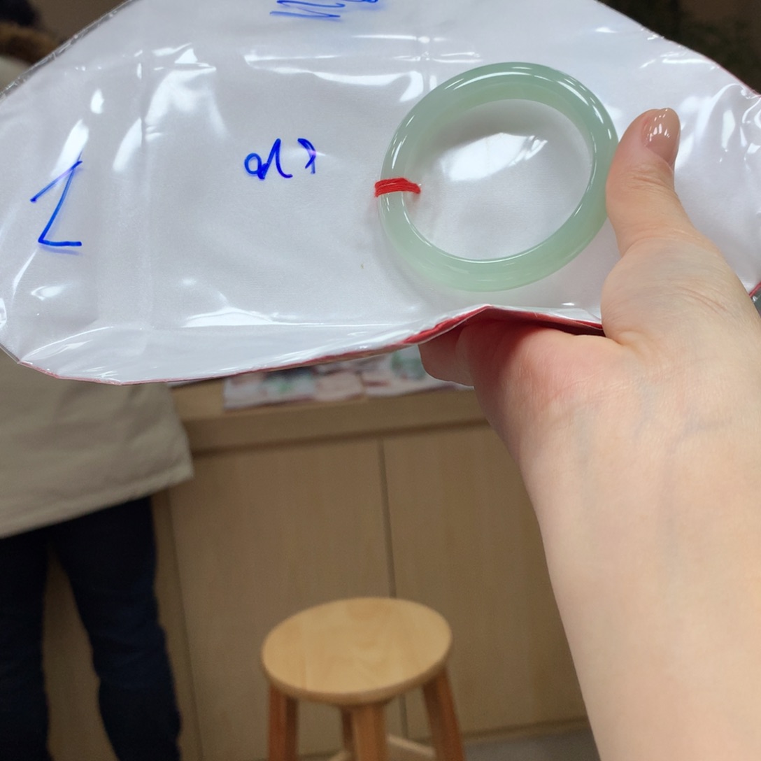 翡翠手镯未镶嵌不退不换