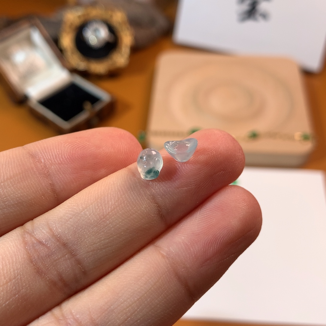 翡翠未镶嵌颈饰花栗鼠