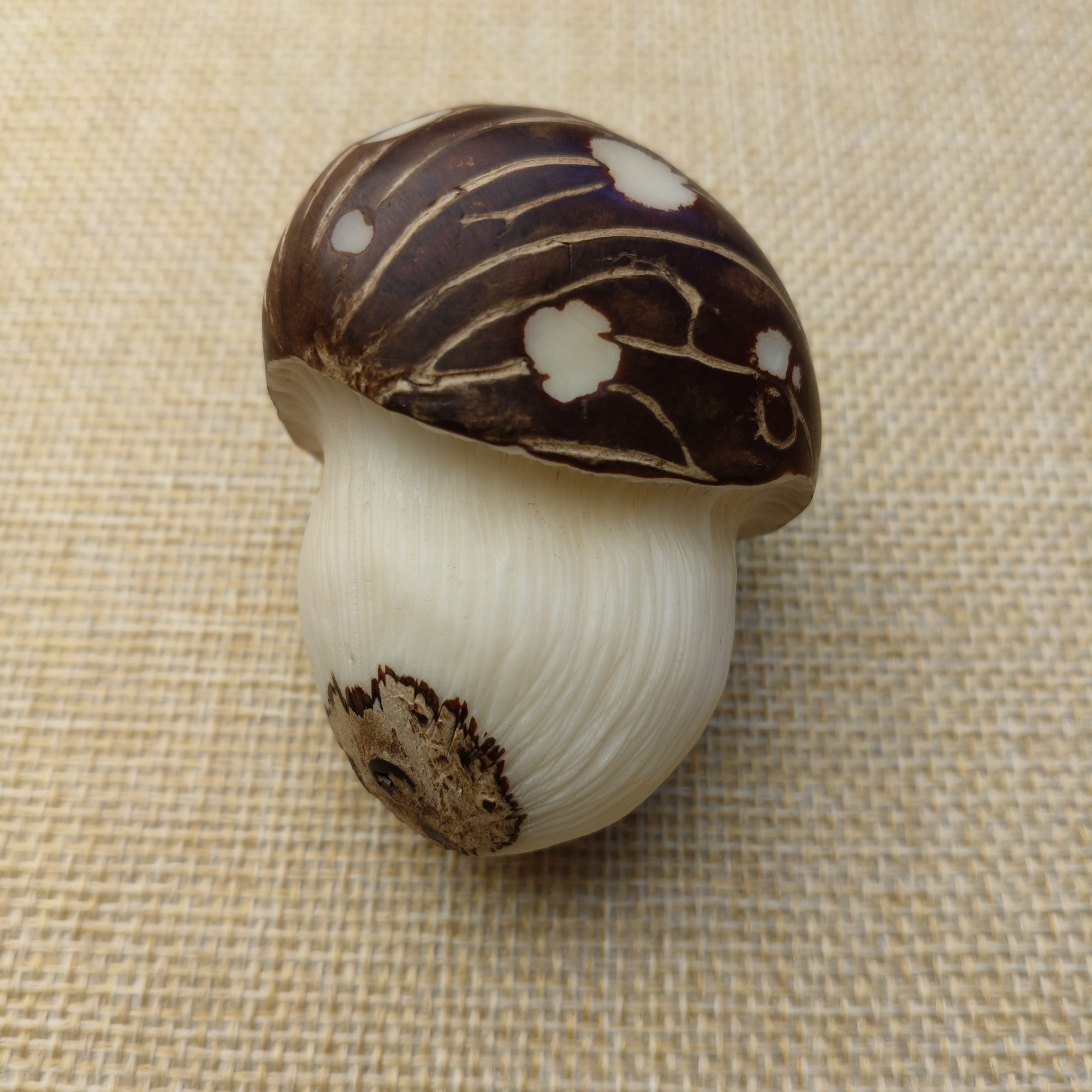 牙果蘑菇手把件，尺寸59*46*45