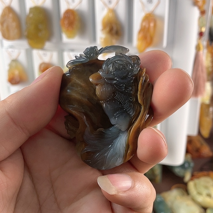 蛇纹石玉未镶嵌颈饰雨*