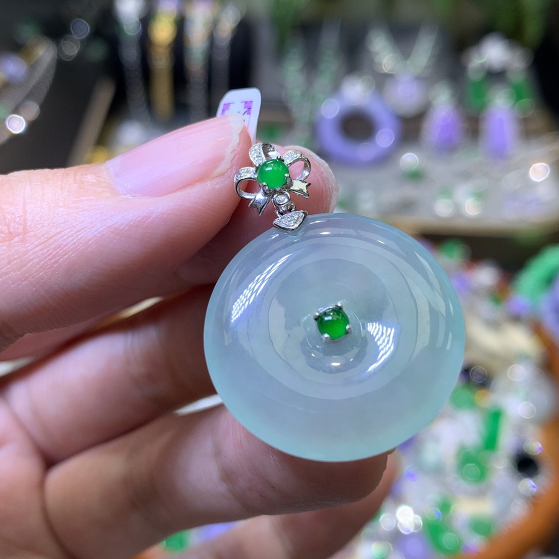 颈饰18K金镶嵌翡翠