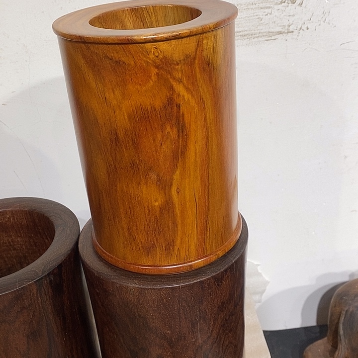 森***林黄花梨笔筒一个的