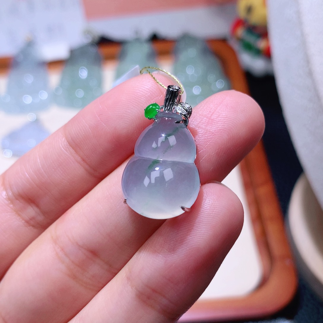 颈饰18K金镶嵌翡翠葫芦