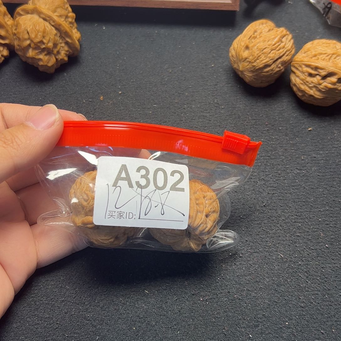 ！***梭文玩核桃吊坠元宝带黄