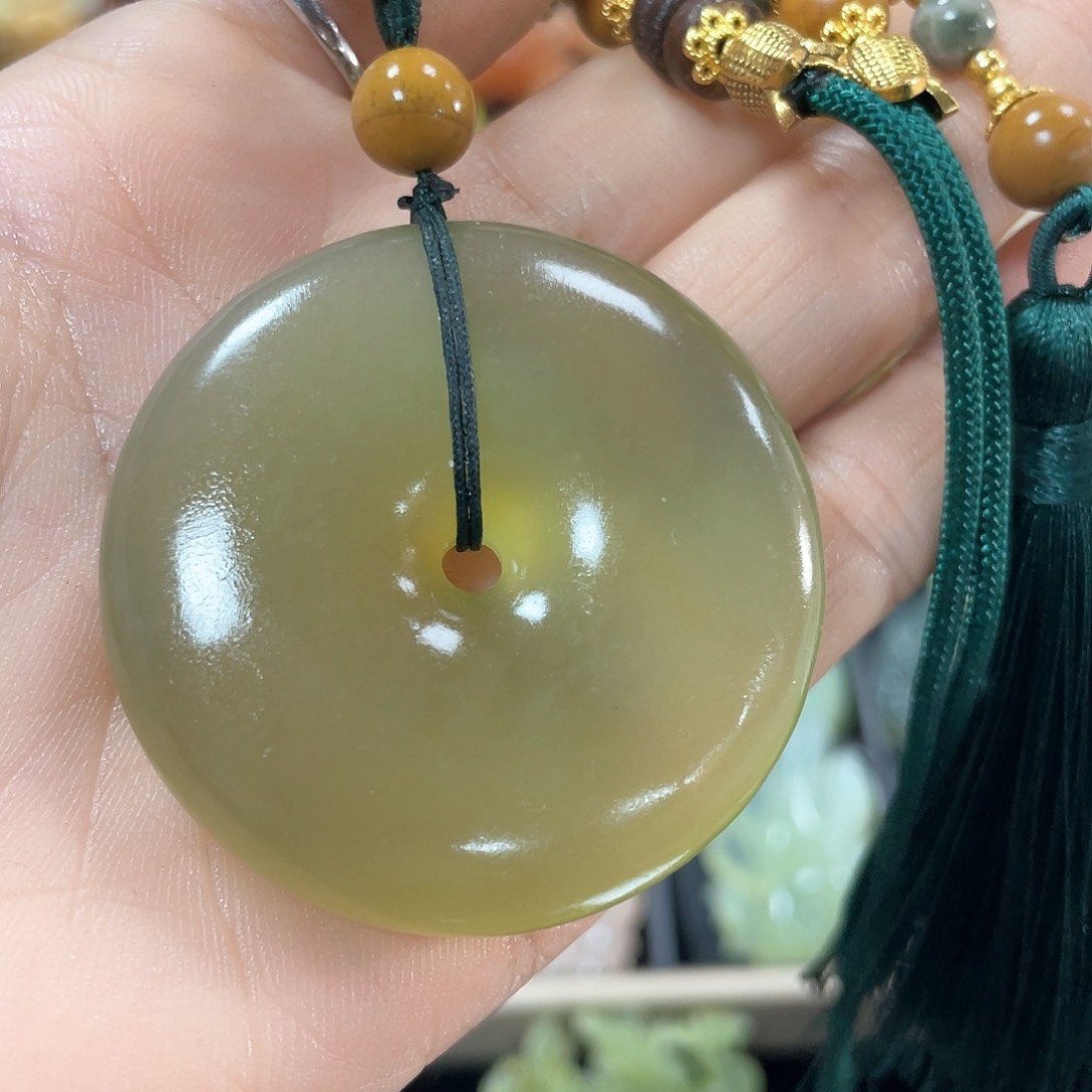 蛇纹石玉颈饰合金