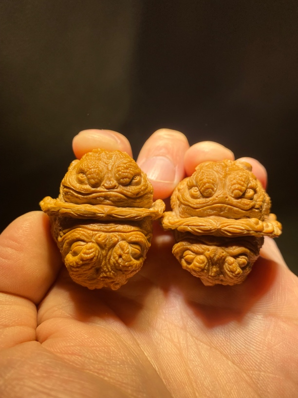核桃雕刻眯眼金蟾 尺寸边3.5肚3.5
