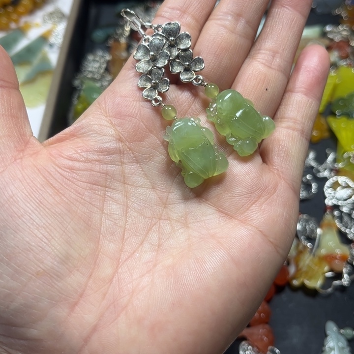 蛇纹石玉未镶嵌耳饰