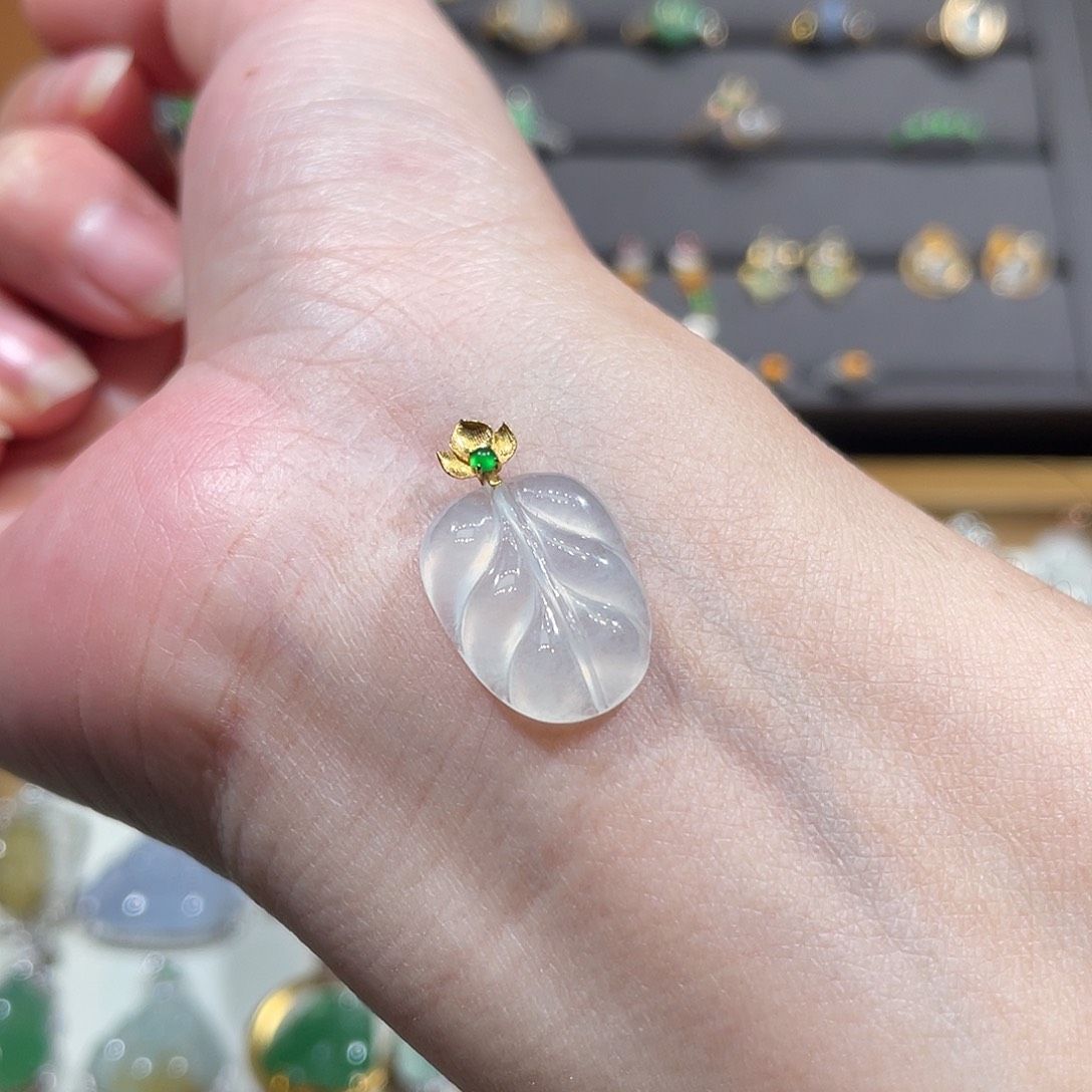 翡翠颈饰18K金镶嵌冰叶子