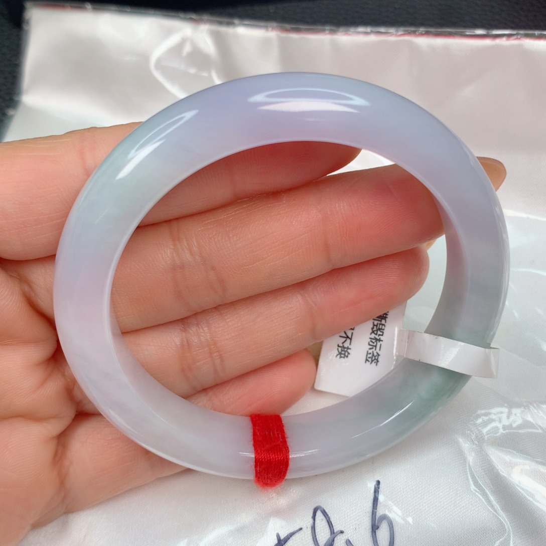 翡翠手镯未镶嵌………..