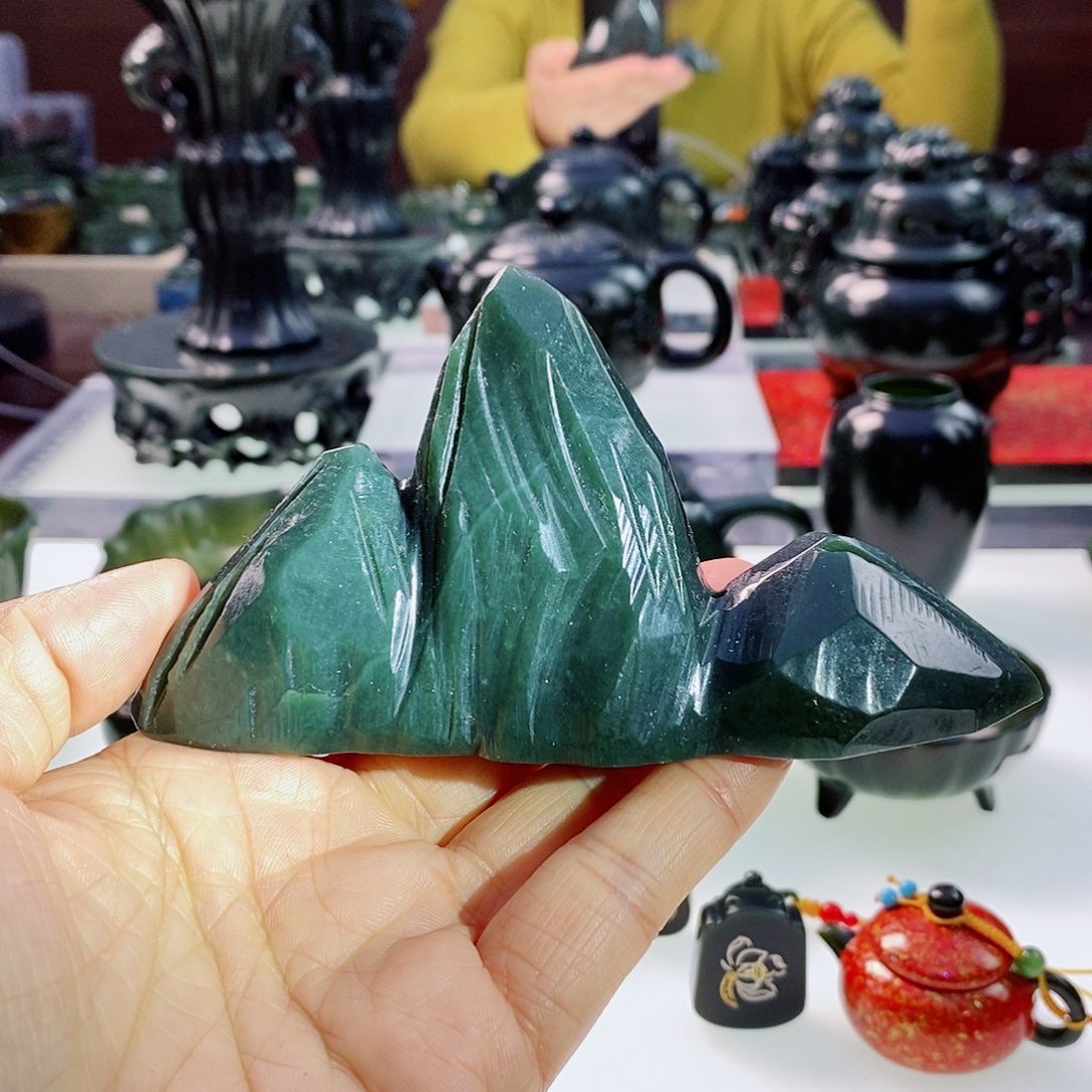 和田玉（青玉）摆件未镶嵌微瑕裂