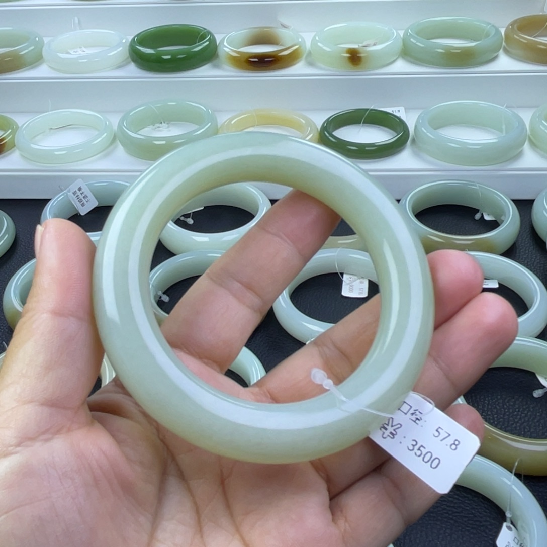 和田玉未镶嵌手镯