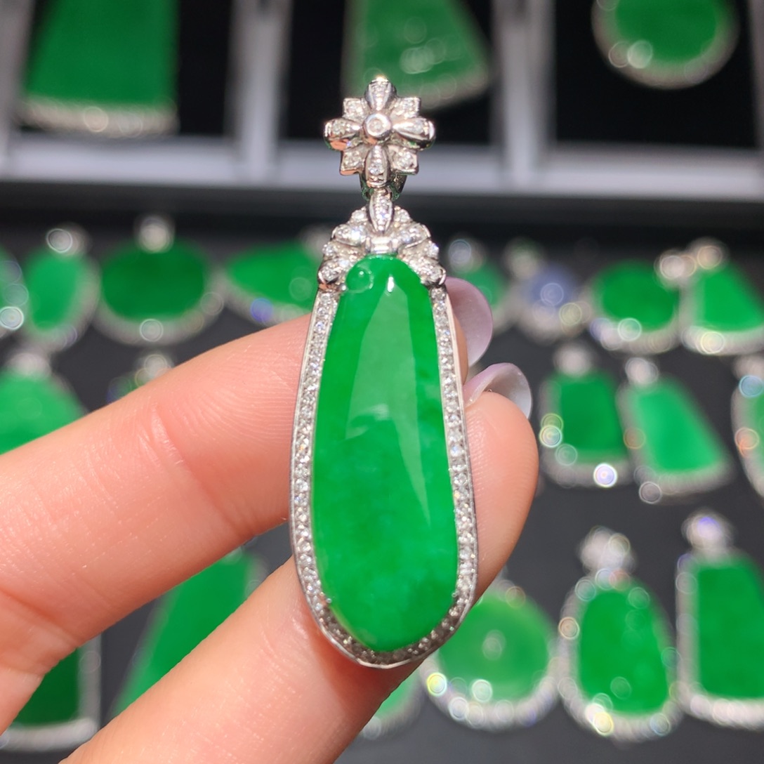 翡翠颈饰18K金镶嵌翡翠