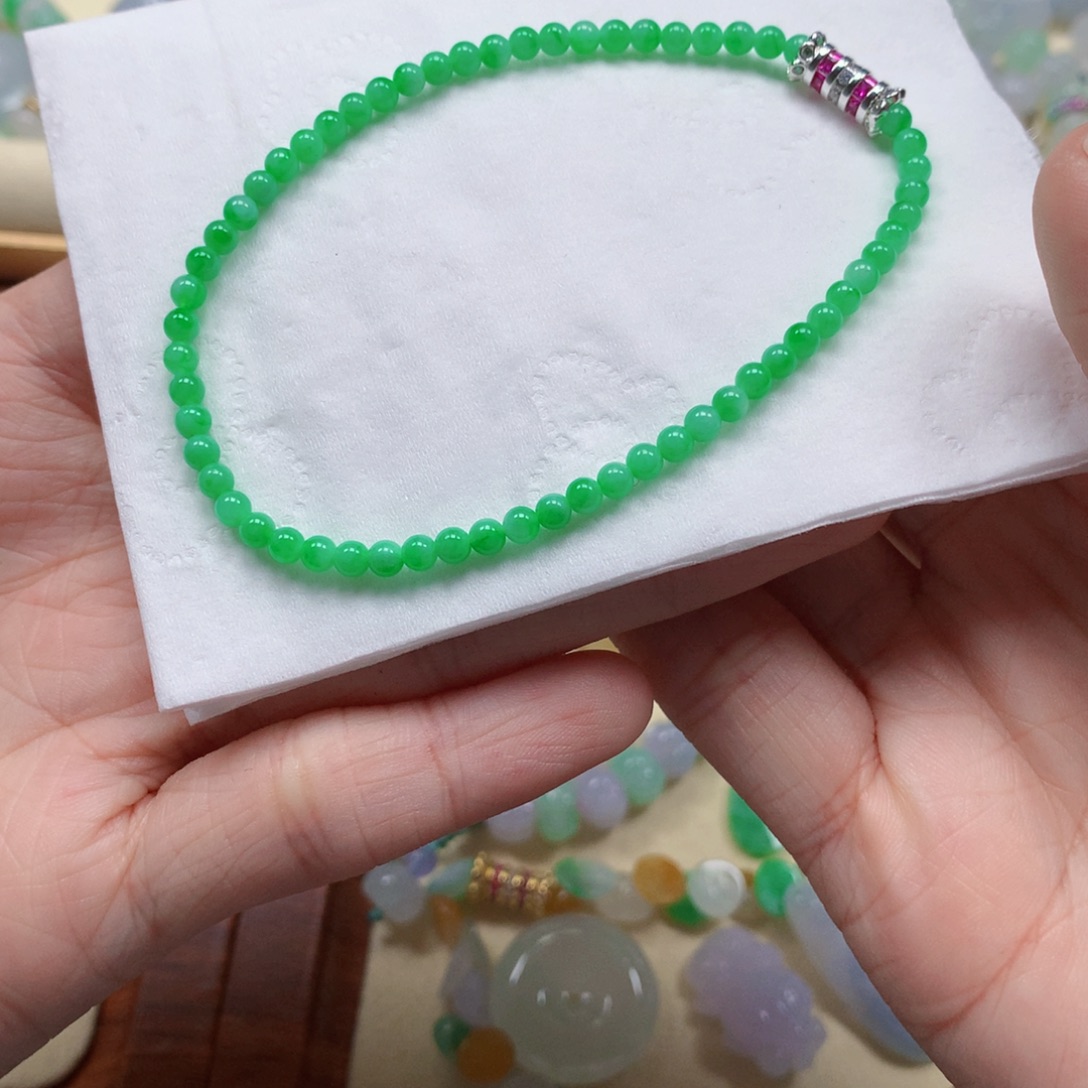 翡翠未镶嵌颈饰是