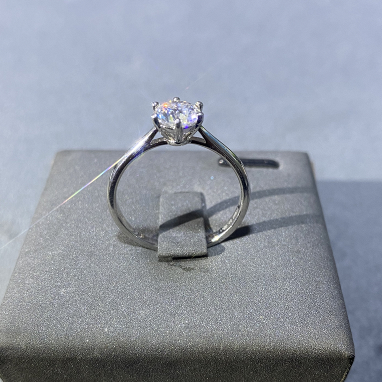 【钻注一生】 经典时尚光面六爪女戒一克拉