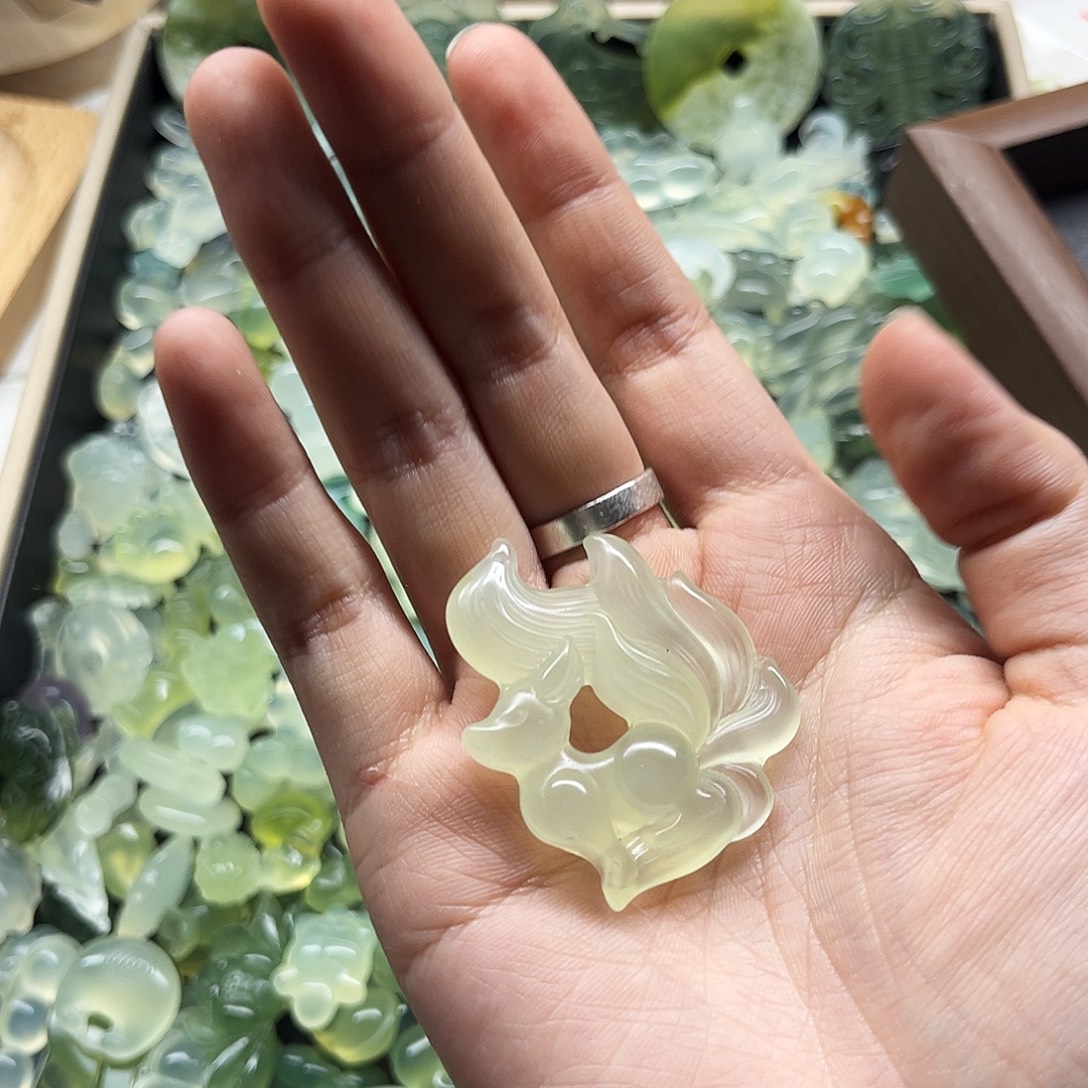 蛇纹石玉未镶嵌颈饰