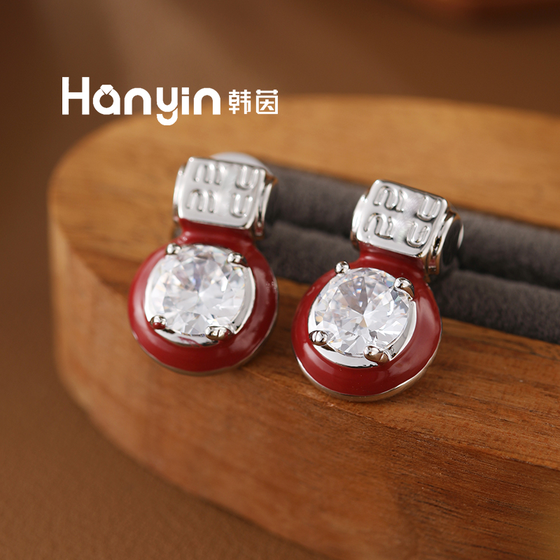 铜合金合成锆石耳饰 2025年早春新款红色m字母方圆耳钉AAA