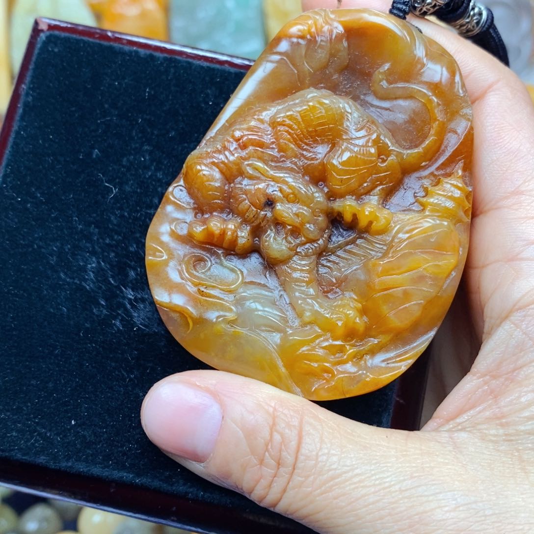 石英质玉（黄龙玉）未镶嵌颈饰