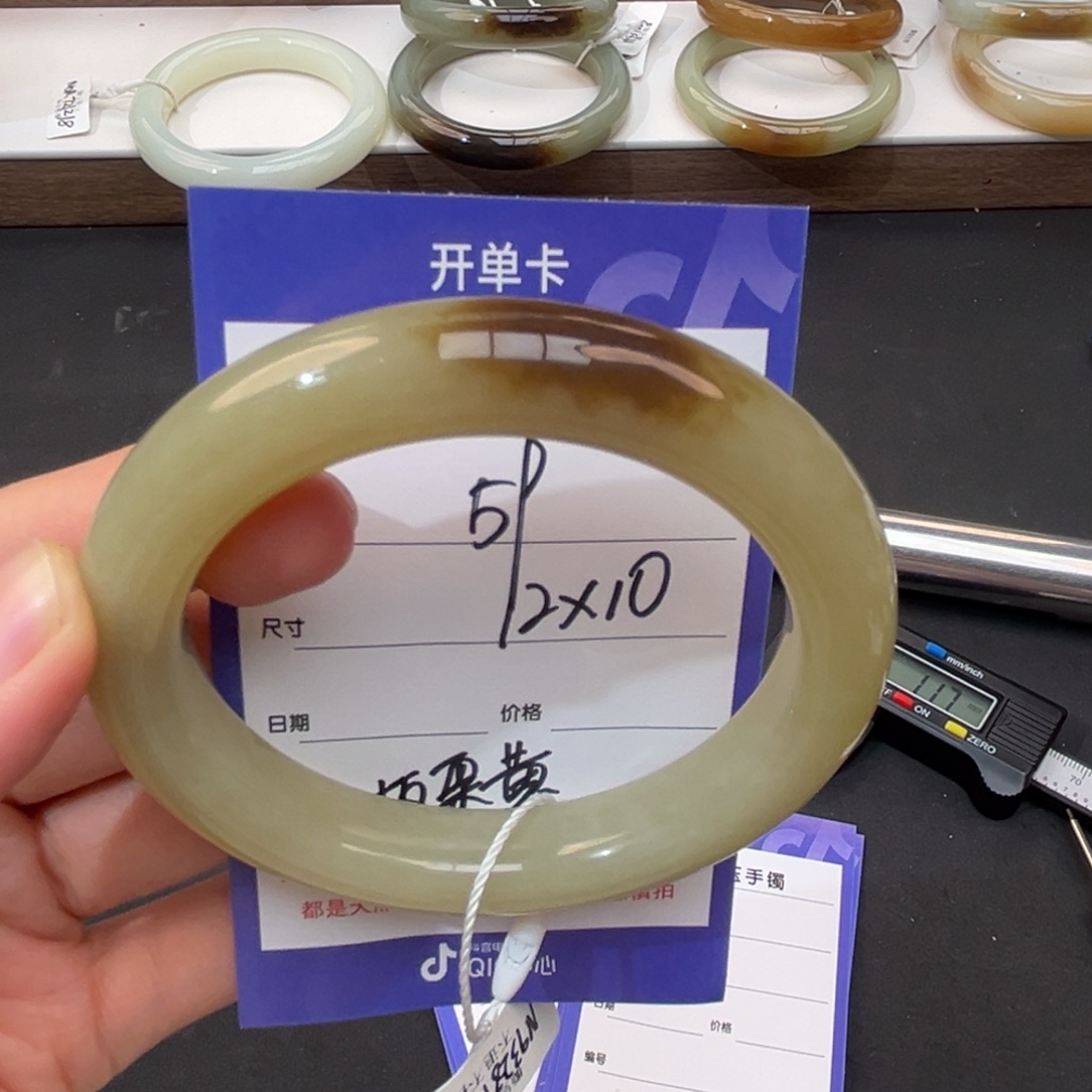 爱***王未镶嵌手镯和田玉